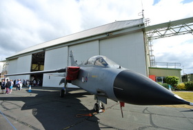 トーネードGR.1と奥の格納庫内には多くの機体が展示
