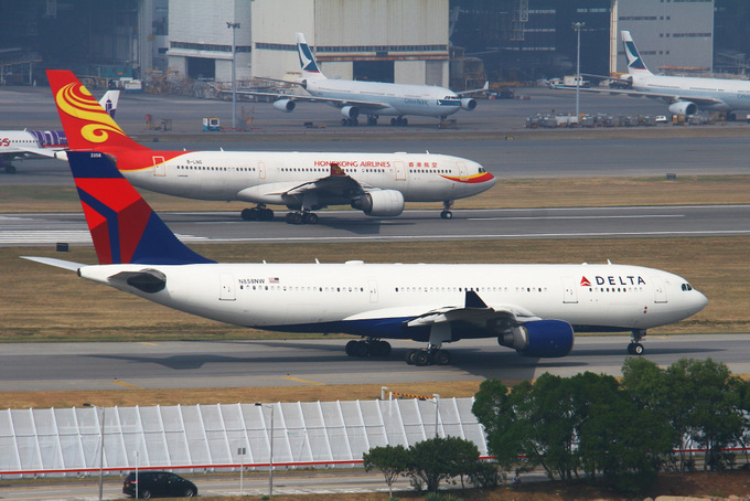 離陸を中止したデルタ機と滑走中の香港航空