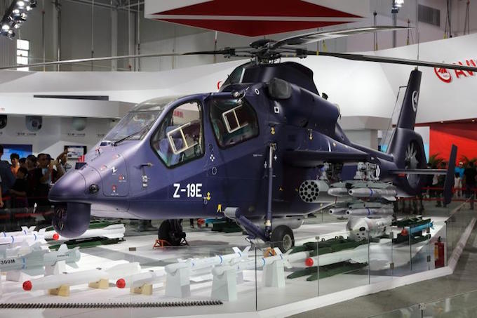 展示会場でのハルピン飛機工業のZ-19E攻撃ヘリコプター