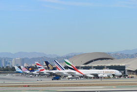 ロサンゼルス国際空港。改装するトムブラッドレーには世界各国の航空会社がその機材を並べる