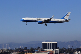 副大統領が搭乗するC-32(757)