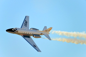 ノースアメリカンのT-39が優雅に飛行