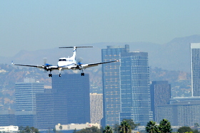 バックには市街地があり、頻繁にビジネス機も飛来する